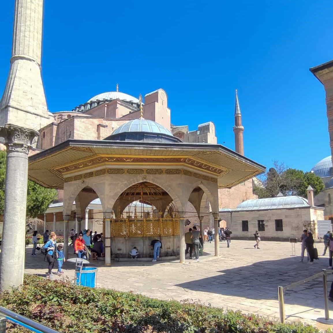 Fontana a Piazza Sultanahmet, uno dei quartieri di Istanbul