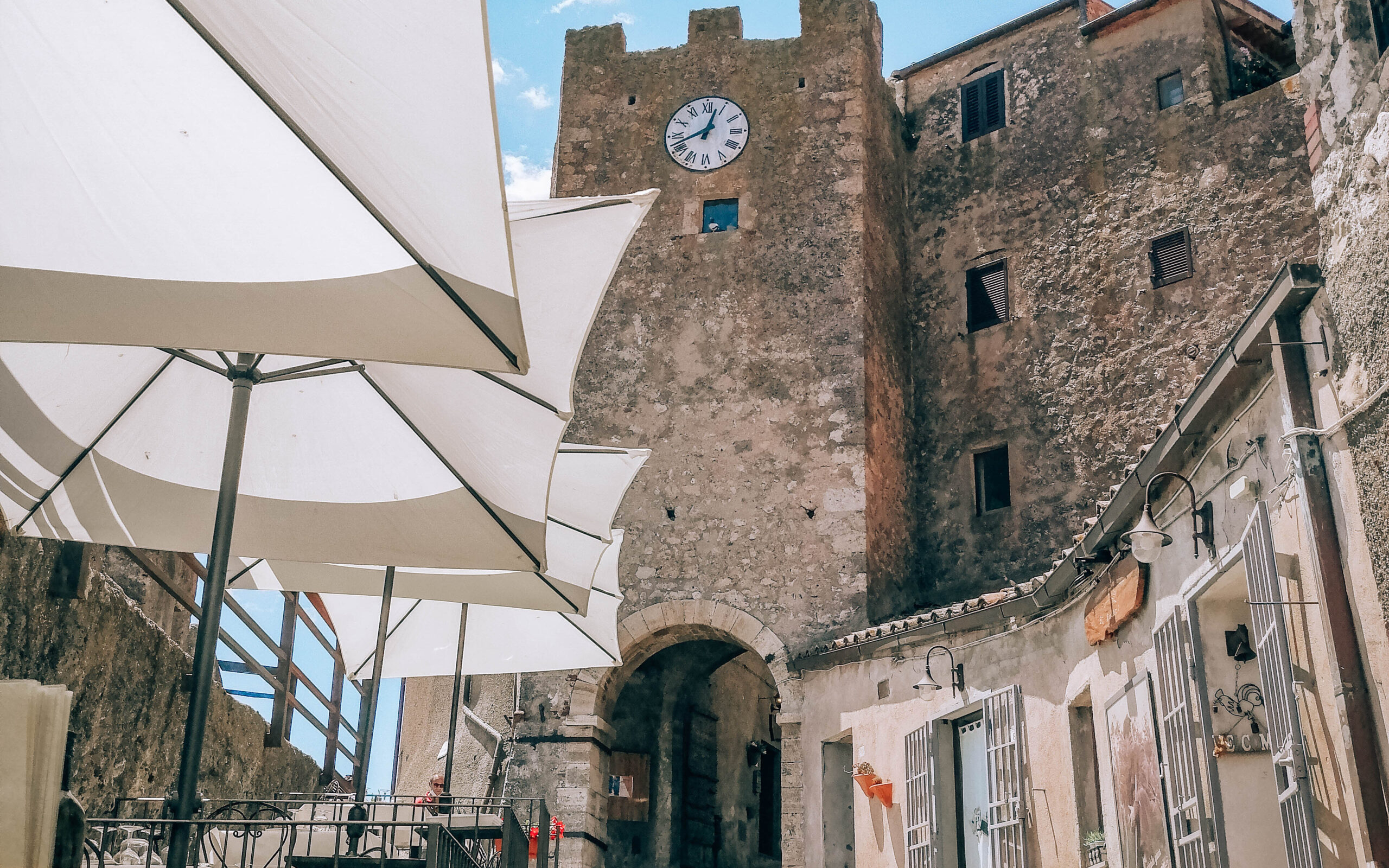 Capalbio entrata e torre dell'orologio