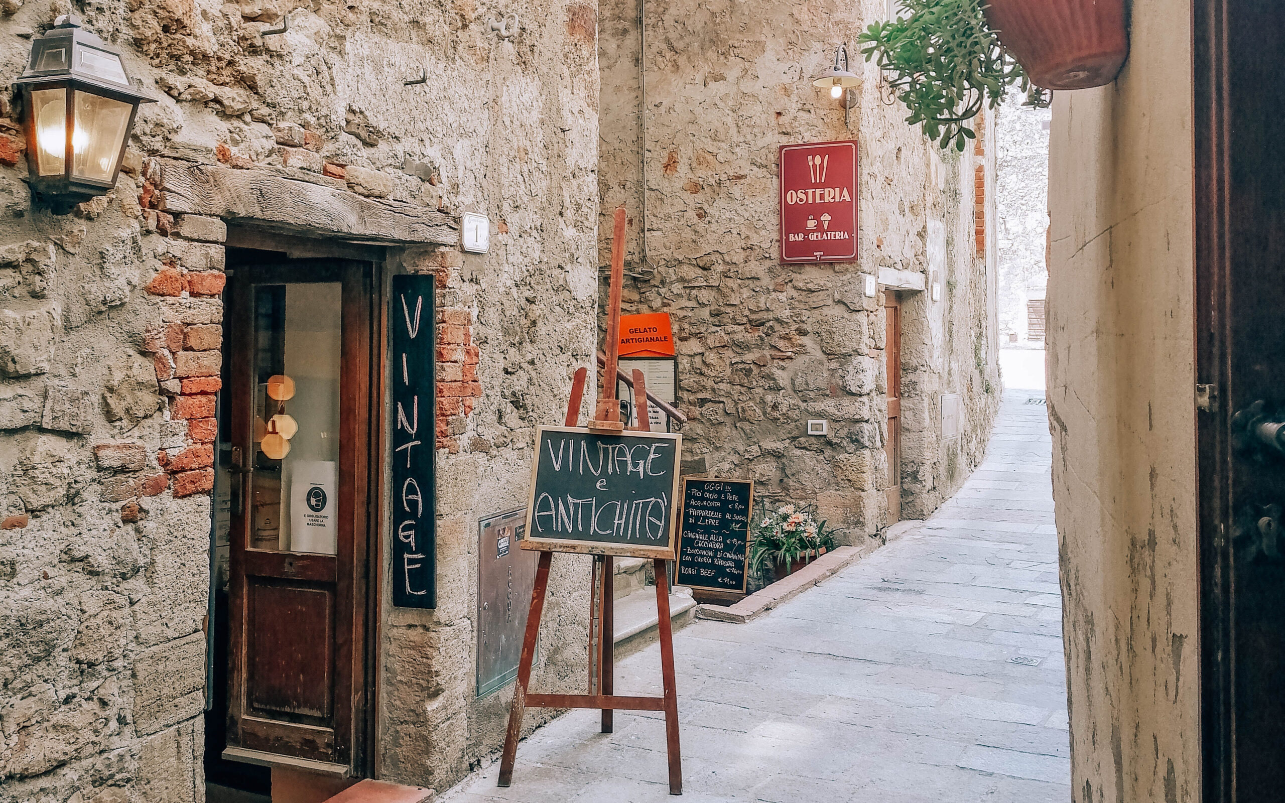 Capalbio strade del borgo medievale con botteghe