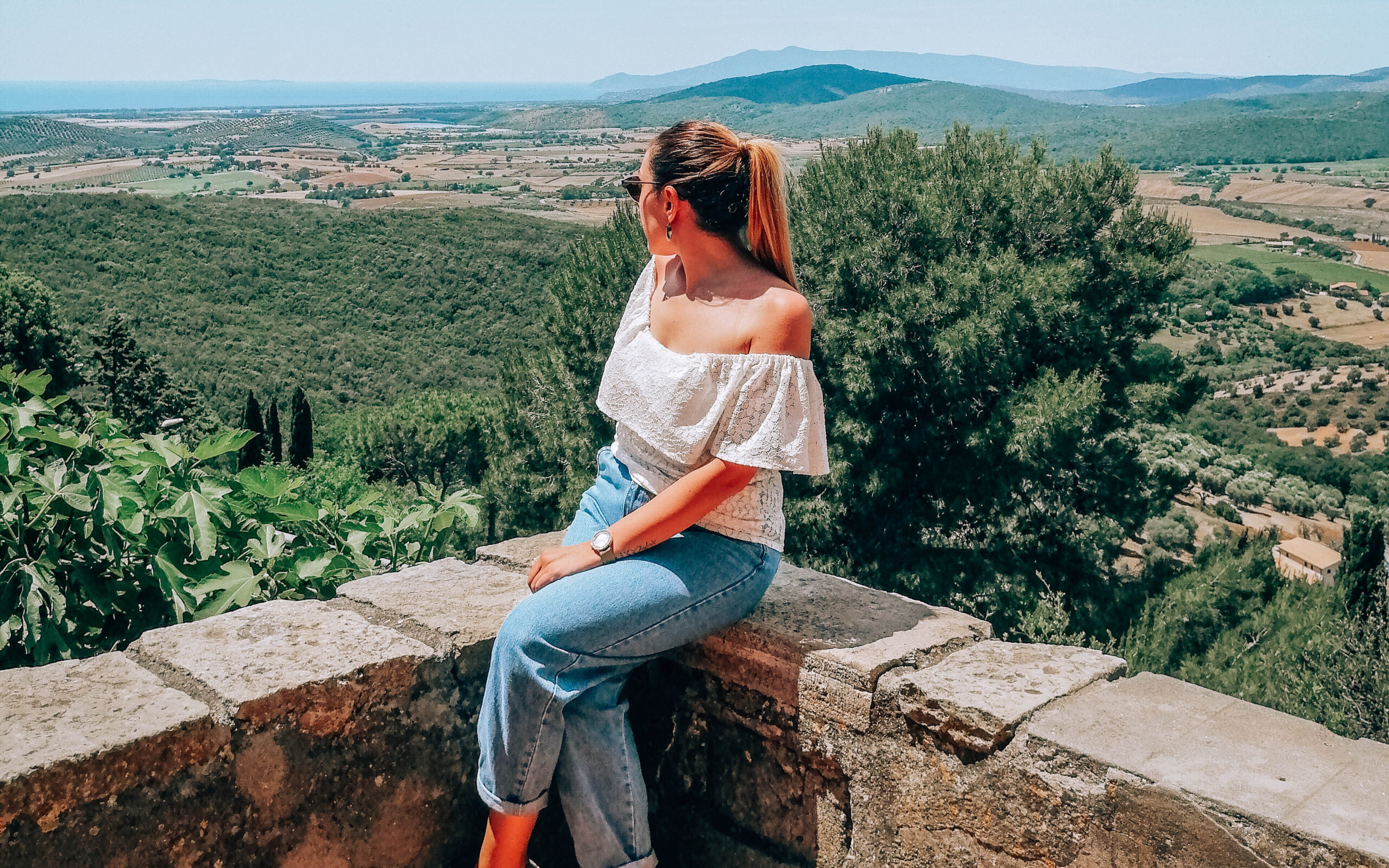 Capalbio vista dalle mura di cinta del borgo antico sulla maremma