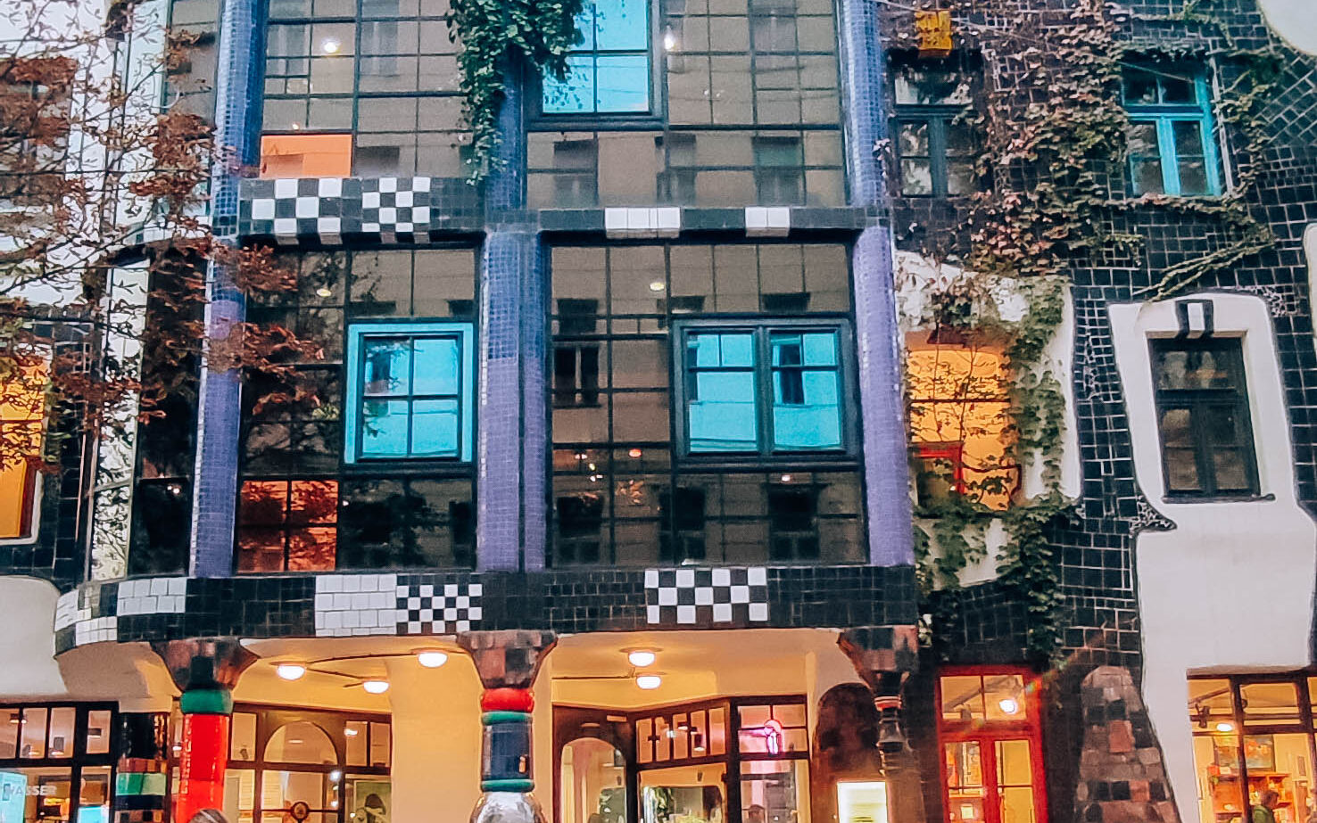 Hundertwasser haus facciata esterna su strada