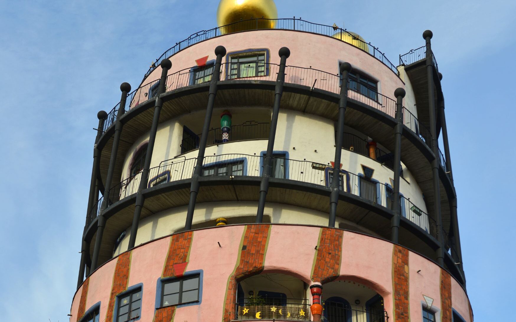 Hundertwasser haus e hundertwasser village