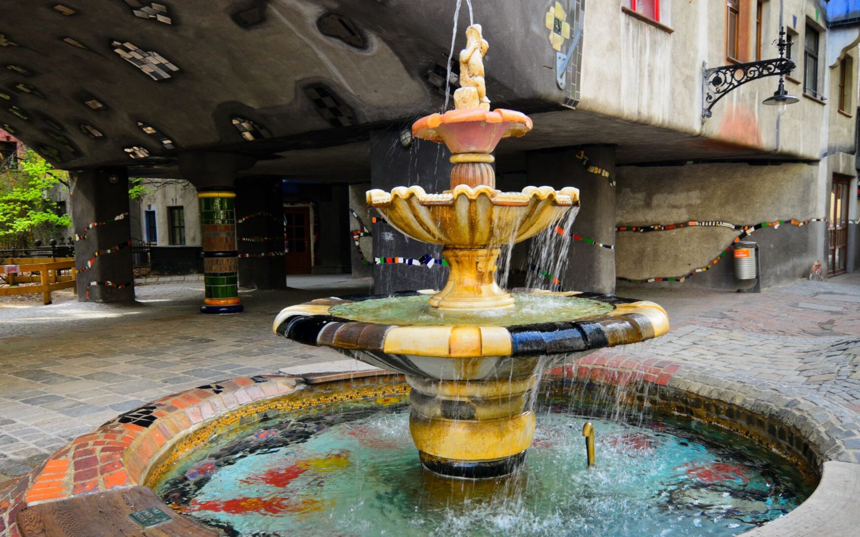 Hundertwasser haus fontana decorativa