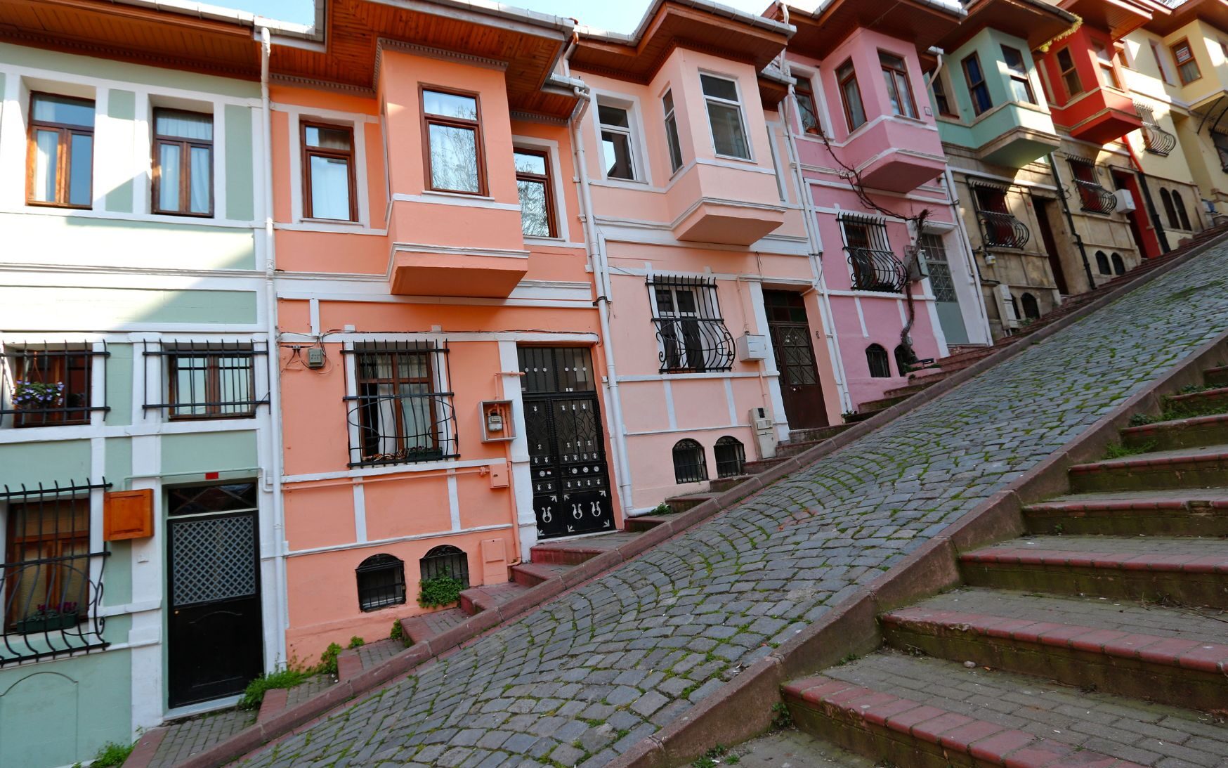 Quartieri di Istanbul case colorate nelle salite del quartiere di Balat