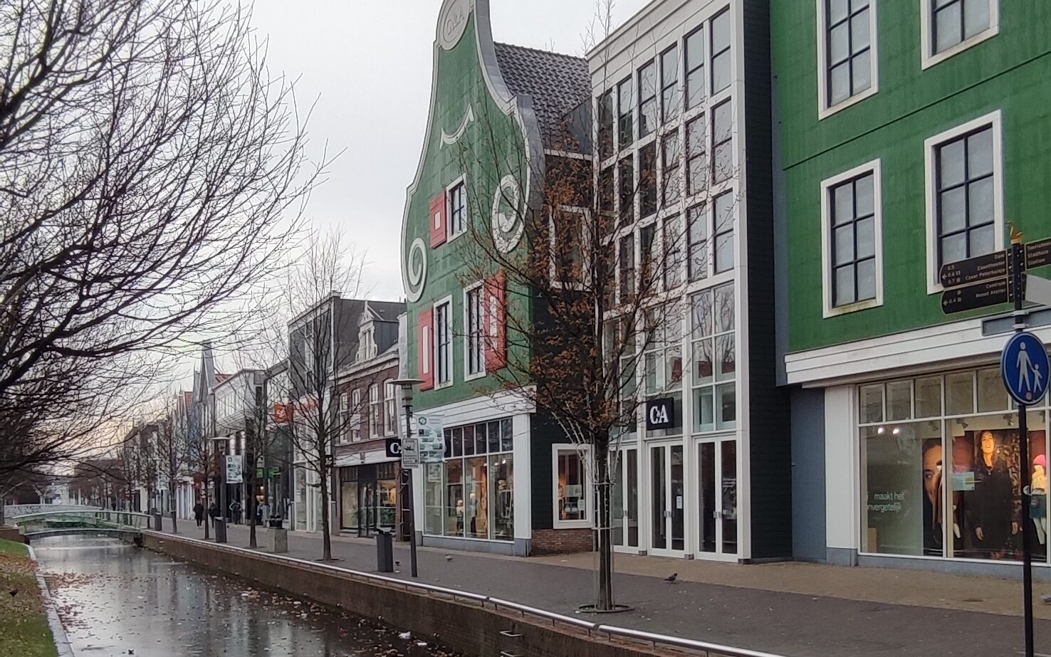 Cosa vedere a Zaandam case colorate e negozi sul fiume