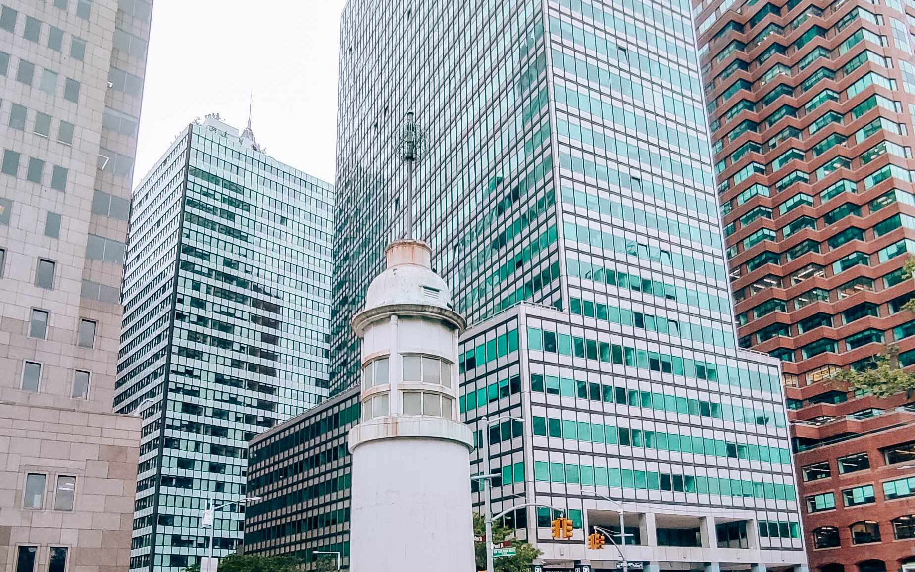 posti insoliti di New York faro e vista skyline dal south street seaport