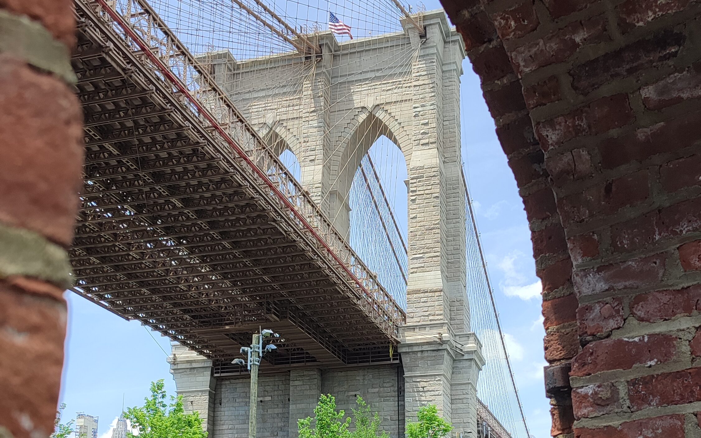 posti insoliti di New York vista del brooklyn bridge dal the Max family garden a Dumbo