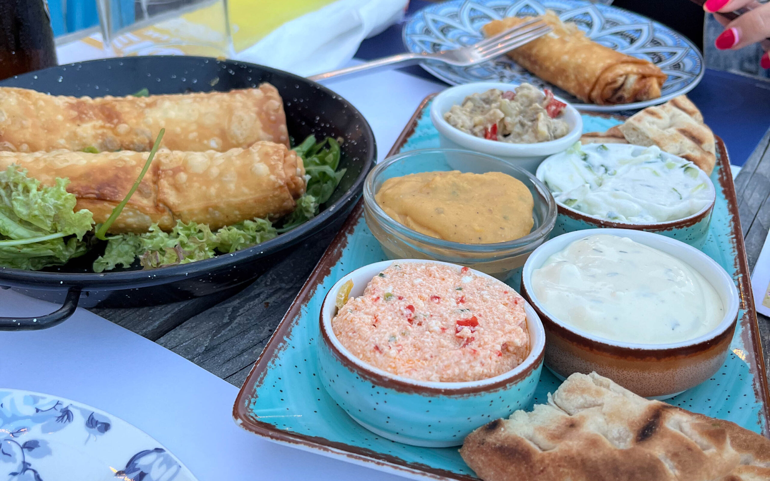 Cosa vedere a Cefalonia cena con salse tipiche e pita