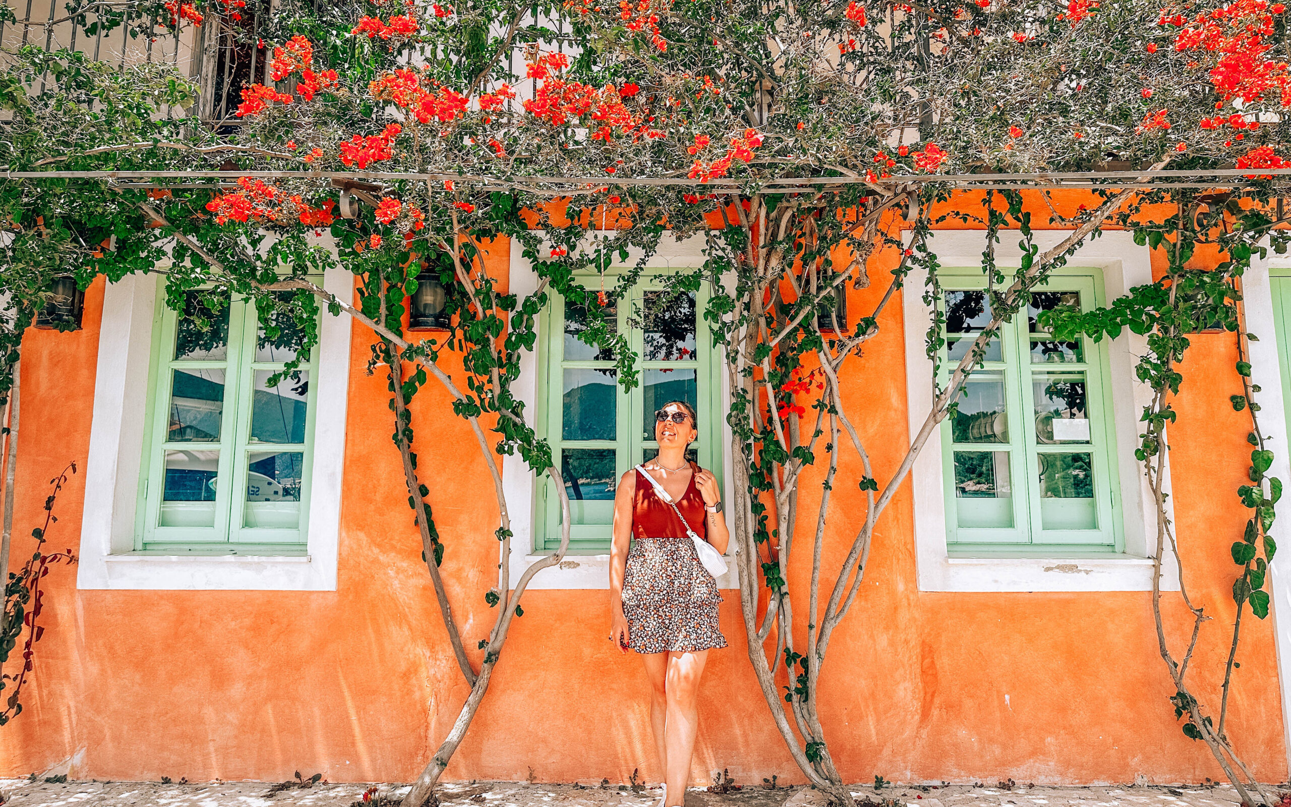 Cosa vedere a Cefalonia le case colorate di Fiskardo