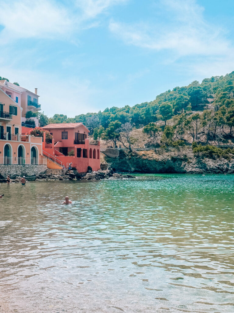 Cosa vedere a Cefalonia mare del villaggio di Assos