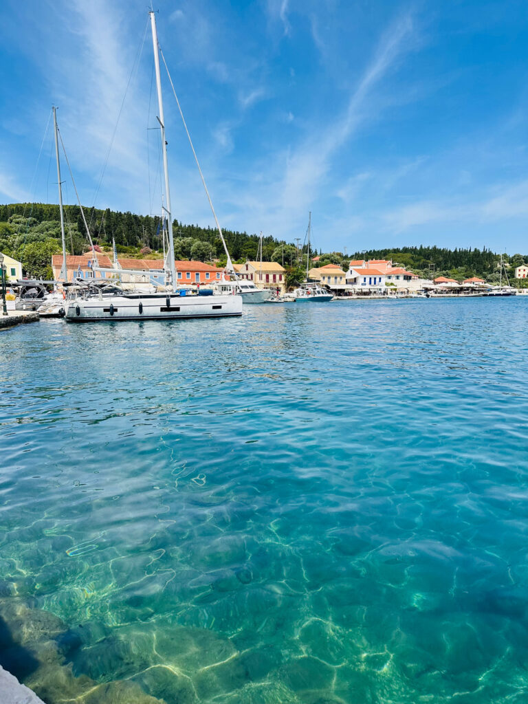 Cosa vedere a Cefalonia particolare mare cristallino della baia di Fiskardo