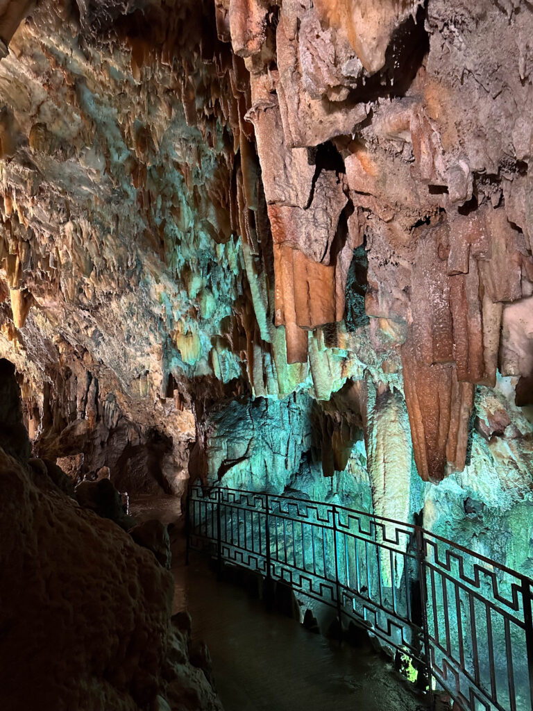 Cosa vedere a Cefalonia percorso dentro la grotta di Drogarati