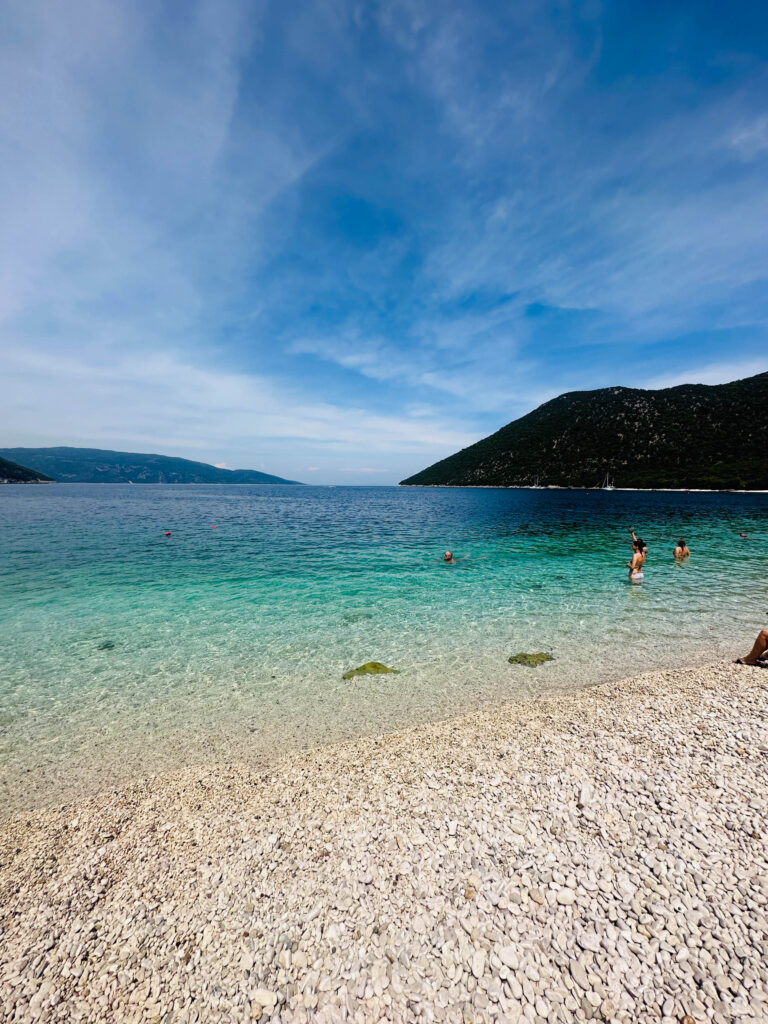 Cosa vedere a Cefalonia relax nella spiaggia di Antisamos