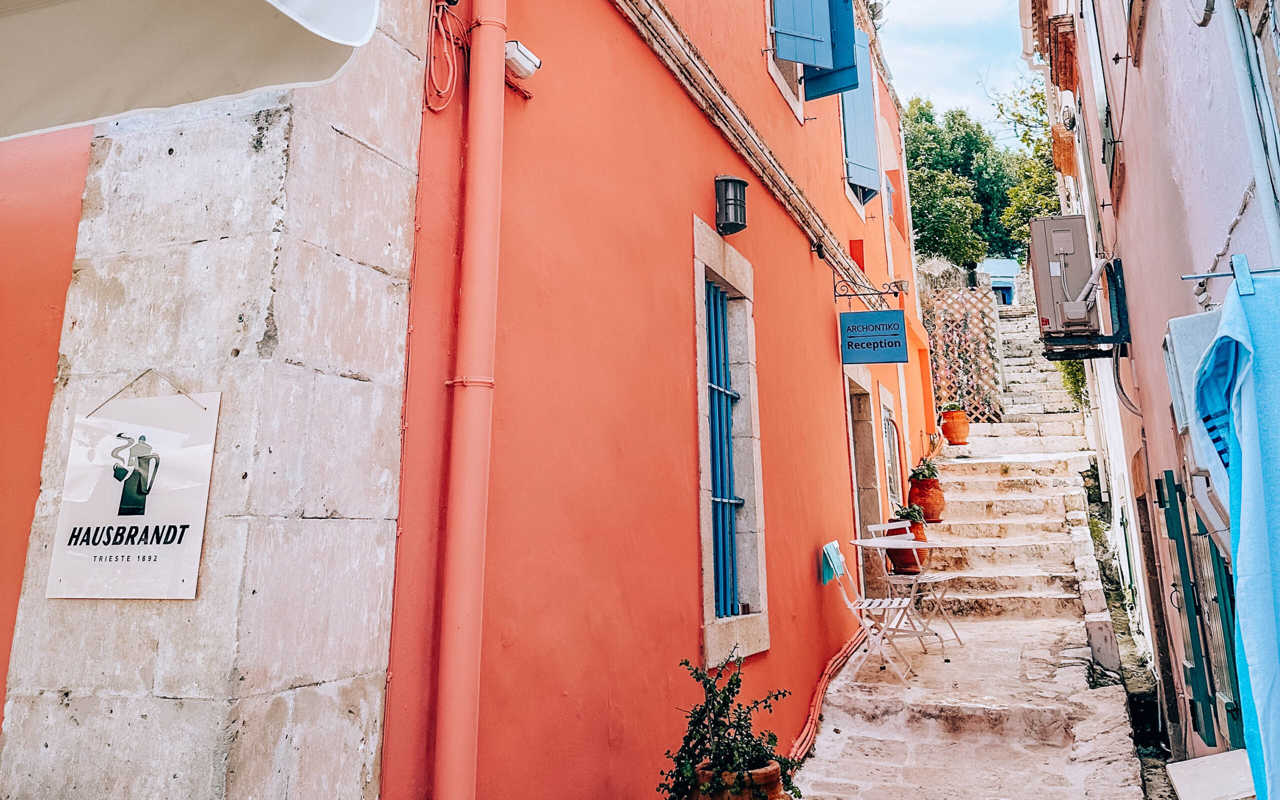 Cosa vedere a Cefalonia strade colorate del villaggio di Fiskardo