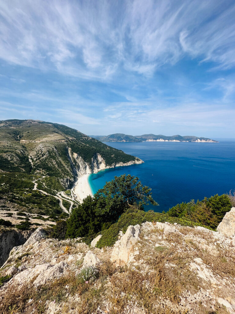 Cosa vedere a Cefalonia veduta della spiaggia di Myrthos dal punto panoramico