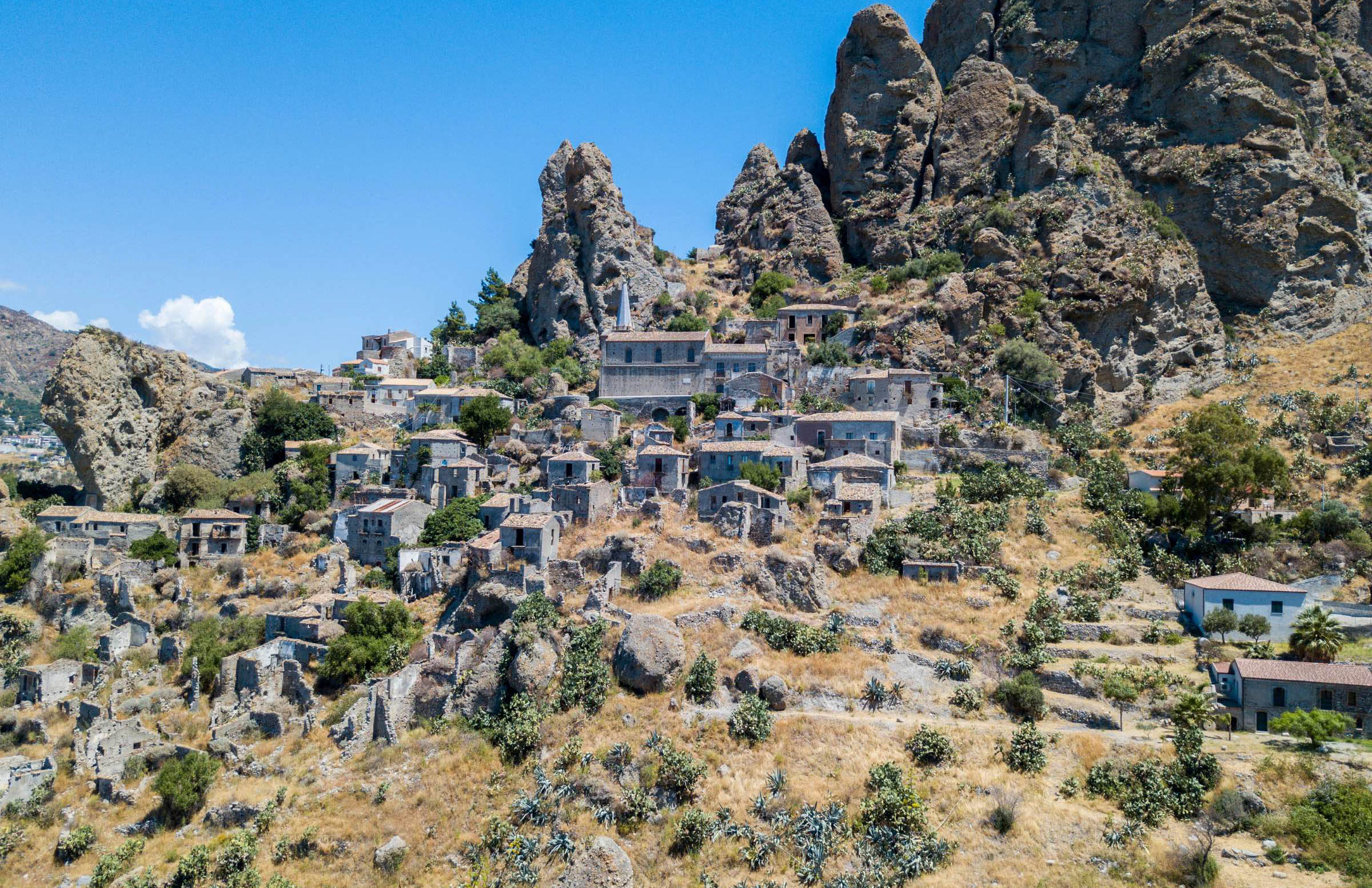 Cosa vedere in Calabria il borgo fantasma di Pentedattilo