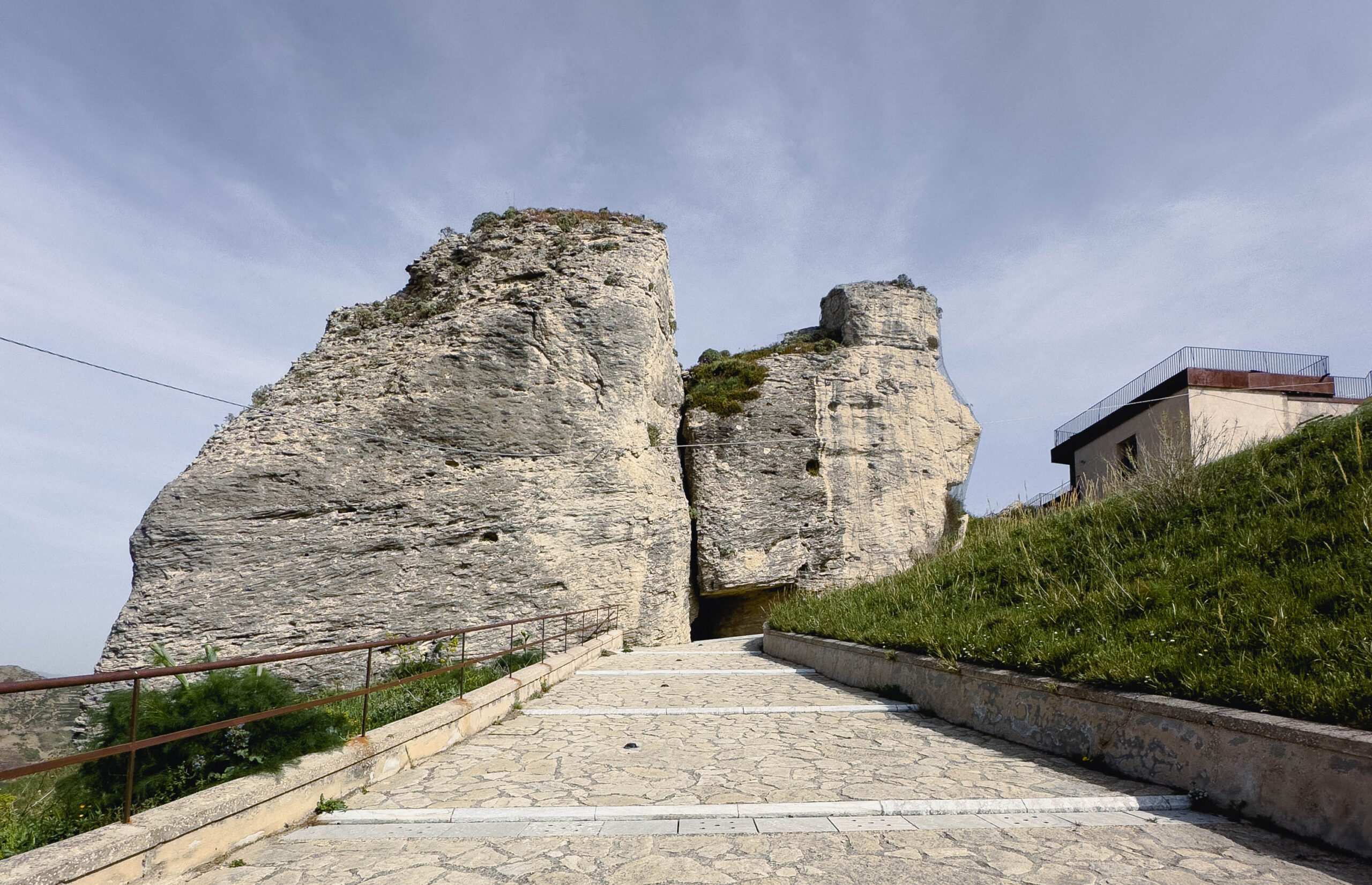 Cosa vedere in Calabria veduta esterna della grotta degli innamorati