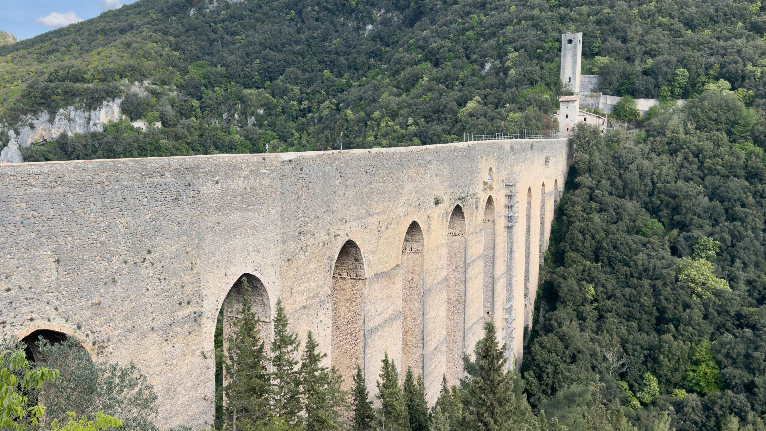 Le fonti del Clitunno Ponte delle 2 torri a Spoleto